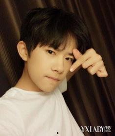 易烊千玺资料.,多才多艺的青春偶像，成长之路与辉煌成就